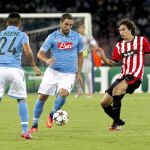 El jugador del Athletic Bilbao Ander Iturraspe (d) ante Gonzalo Higuaín (c) del Nápoles