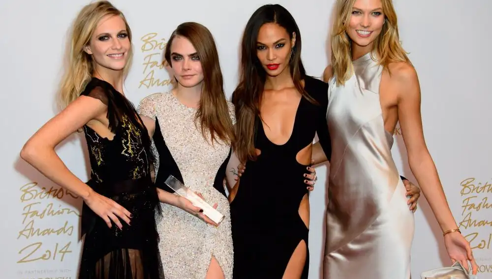 Poppy Delevigne posa junto a las modelos Cara Delevigne, Joan Smalls y Karlie Kloss en los Premios Británicos de la Moda