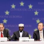 El Alto representante de la Unión Europea, Javier Solana (i), el presidente de Somalia, Shaif Sheij Ahmed (c), y el secretario general de la ONU, Ban Ki-Moon