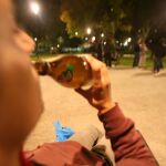 Un joven haciendo botellón