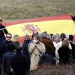 Familiares de las víctimas durante el homenaje que se ha organizado hoy en memoria de los fallecidos en un centro comunitario de las afueras de Le Vernet