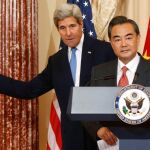 El ministro de Exteriores chino, Wang Yi y el secretario de Estado de EE UU, John Kerry