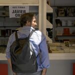 Ors, con la mochila llena de bártulos periodísticos, en la Feria del Libro