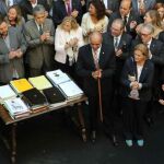 El presidente de la Generalitat, Artur Mas (2d), junto a la presidenta del Parlament, Núria de Gispert (d-dcha), y el alcalde de Barcelona Xavier Trias (d) durante el acto en el que Mas ha recibido a los alcaldes independentistas.