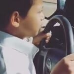 Imagen del menor, atento a la carretera pero a una velocidad desmesurada