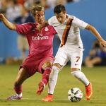 Fabio Coentrao lucha por el balón contra Juan Iturbe.