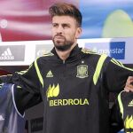 Piqué, abrazado a Pedro y Jordi Alba mientras sonaba el himno español