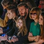 David Beckham, con su hija, Harper, en brazos durante el desfile