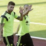 Sergio Ramos,izd., y Jordi Alba.,a su llegada al entrenamiento de la Selección