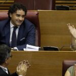 El diputado del PSPV-PSOE, Francesc Colomer , es aplaudido por sus compañeros tras ser nombrado president de Les Corts