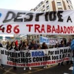 Los trabajadores de Roca de la localidad madrileña de Alcalá de Henares se manifiestan contra el ERE anunciado por la firma