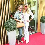 Fiona junto a Patricia Olmedilla en la puerta de Eva Kay