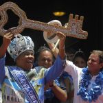 El rey Momo recibe las llaves de Río de Janeiro de las manos del alcalde carioca, Eduardo Paes