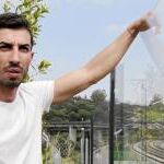 Abel Rivas posa frente a las vías del tren donde descarriló el Alvia. Vive a tan sólo 50 metros del lugar