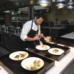 Adelgazar comiendo cinco veces al día todo tipo de productos exquisitos elaborados por un chef con dos estrellas Michelín, en un hotel de cinco estrellas gran lujo junto al mar no es un sueño, al menos para los huéspedes del hotel Las Dunas de Estepona.