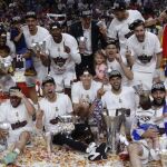 Los jugadores del Real Madrid celebran con el trofeo la victoria ante Olympiacos.