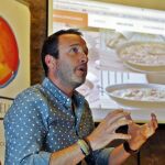 Uno de los fundadores de la asociación Wikipaella, Guillermo Navarro, durante la presentación hoy del proyecto "6 recetas de un plato único"