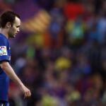 Andrés Iniesta abandonó ayer el campo desolado