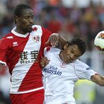 El delantero colombiano del Sevilla Carlos Bacca (d) lucha el balón con el senegalés Abdoulaye Ba, del Rayo Vallecano