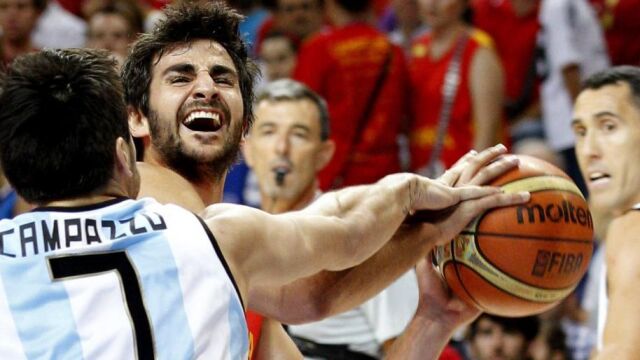 Ricky Rubio (d) con el balón ante el base de Argentina Facundo Campazzo