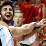 Ricky Rubio (d) con el balón ante el base de Argentina Facundo Campazzo