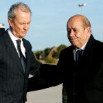 El ministro español de Defensa, Pedro Morenés (i) saluda a su homólogo francés, Yves Le Drian, a su llegada a la base aérea de Los Llanos