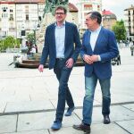 El presidente del Araba Buru Batzat, el PNV alavés, Xabier Agirre (d), y el que será previsiblemente el alcalde de Vitoria, Gorka Urtaran (i), con los votos de EH Bildu y PSOE-EE.