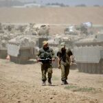 Soldados israelís con sus blindados junto a la frontera con Gaza.