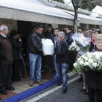 Familiares y amigos portan el féretro del niño Alejandro Rodríguez de tres años que murió ahogado en una balsa de agua en Los Montes de Málaga el pasado martes