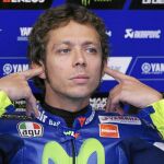 Valentino se ajusta los tapones del oído antes de ponerse el casco