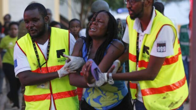 Dos sanitarios ayudan a una mujer liberada por Al Shabab, en la Universidad