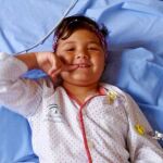 A pesar de su corta edad, Nora ha pasado por tres intervenciones, 33 sesiones de radio y más de 30 de quimio por el ependimoma que tenía. Los médicos se lo extirparon, pero le apareció un sarcoma. La familia está a la espera de recibir el visto bueno para el tratamiento con protones de Nora