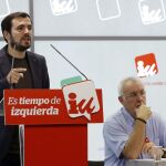 El candidato de IU a la Presidencia del Gobierno, Alberto Garzón, junto al coordinador federal de la formación, Cayo Lara (d)