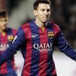 Messi celebra uno de sus goles ante la atenta mirada de Neymar.