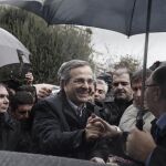 El primer ministro griego, Antonis Samaras, saluda a sus simpatizantes en Atenas durante la jornada de reflexión.