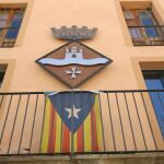La Generalitat pide a los ayuntamientos retirar las «esteladas»