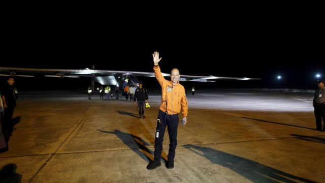 El piloto suizo Bertrand Piccard, instantes antes de despegar de Mandalay para proseguir su viaje en el Impulse II