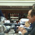 El fiscal general del Estado, Eduardo Torres-Dulce (i), al inicio de la reunión de la Junta de Fiscales de Sala.