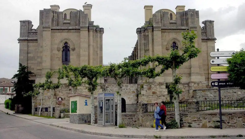 La Basílica en honor a Santa Teresa de Jesús, en Alba de Tormes (Salamanca), localidad que forma parte de "Pueblos Literarios"