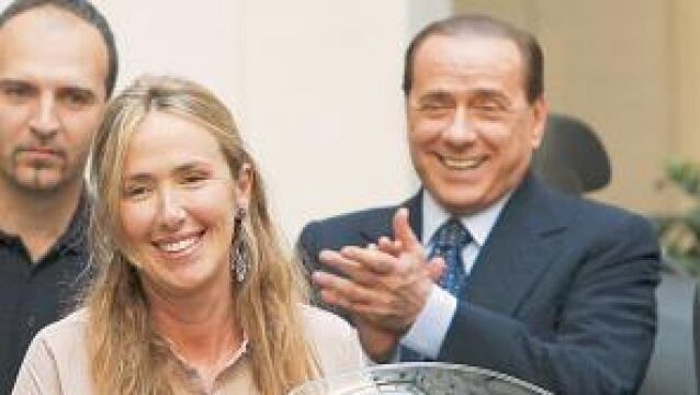Berlusconi aplaude en la presentación de una moto híbrida que hizo ayer en Roma su ministra de Medio Ambiente, Stefania Prestigia