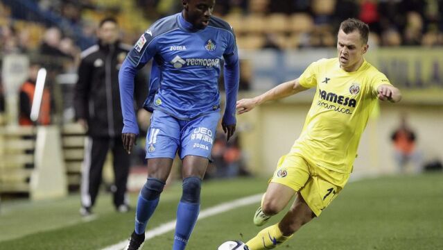El centrocampista ruso del Villarreal Denis Cheryshev (d) lucha el balón con el francés Abdoul Yoda, del Getafe, durante el partido de ida de los cuartos de final de la Copa del Rey