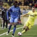 El centrocampista ruso del Villarreal Denis Cheryshev (d) lucha el balón con el francés Abdoul Yoda, del Getafe, durante el partido de ida de los cuartos de final de la Copa del Rey