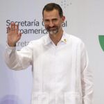 El Rey Felipe VI viste guayavera durante su participación en la clausura del X Encuentro Empresarial Iberoamericano