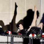 La actriz Petra Morze performing durante la representación de una obra en el Festival de Salzburgo.