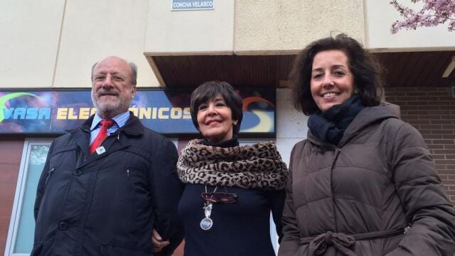 Concha Velasco, en 2015 junto a León de la Riva y Mercedes Cantalapiedra, en la calle que lleva su nombre