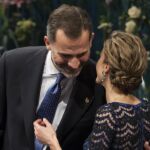 La Reina besa a Don Felipe
