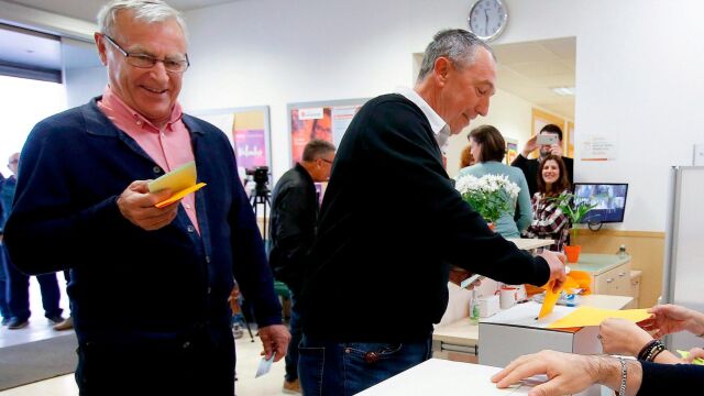 El alcalde de Valencia, Joan Ribó y el portavoz de Compromís en el Congreso, Joan Baldoví durante las votaciones de primarias, el sábado en la sede del partido. EFE/ Miguel Ángel Polo