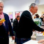 El alcalde de Valencia, Joan Ribó y el portavoz de Compromís en el Congreso, Joan Baldoví durante las votaciones de primarias, el sábado en la sede del partido. EFE/ Miguel Ángel Polo