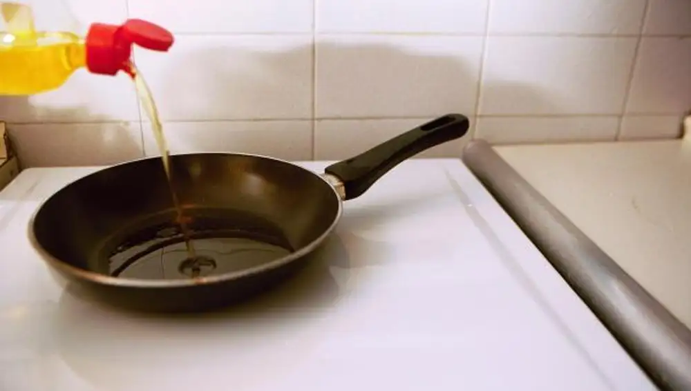 Añadir aceite suele ser la solucion tradicional para que no se peguen los alimentos a la sartén