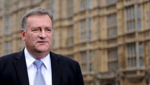 El jefe del grupo parlamentario de los laboristas en la Cámara de los Comunes, Nick Brown, en el exterior del Parlamento en Londres